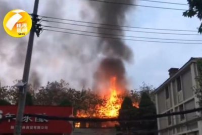 ​西安一小区突发大火至少30间房被毁 现场确定有人员伤亡