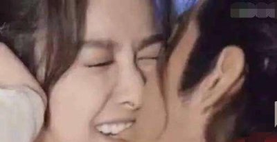 ​黄晓明和宋茜剧中的这一吻真尴尬，网友直言：看到就想笑