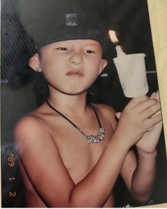 ​权志龙童心大发晒新一波童年照，从小就有嘻哈范