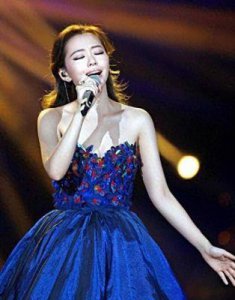 ​张靓颖与冯轲：爱情与母女情的破裂，值得吗？