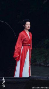 ​李沁新剧首播引发热议：动了谁的奶酪？打差评者离谱到连美甲都吐槽