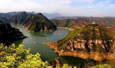 ​济源十大好玩的旅游景点，黄河三峡不仅两岸的风光秀丽，还有惊险刺激的漂流