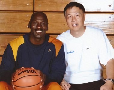 ​男篮名宿张卫平近况，离婚又再婚，定居美国，73岁还没退休
