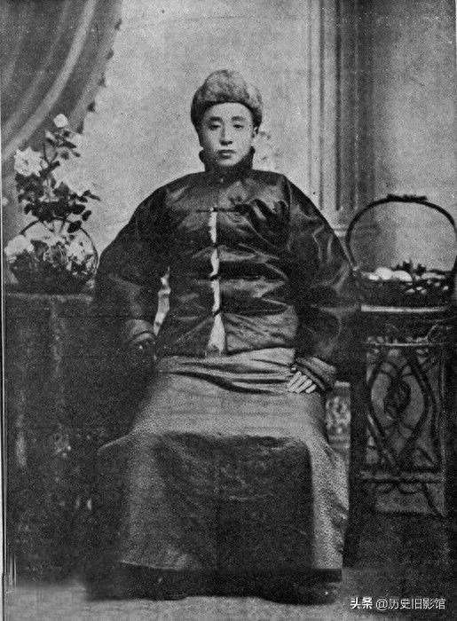 “东北王”张作霖老照片：头戴皮帽子，匪里匪气，江湖气息十足！