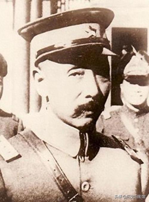 “东北王”张作霖老照片：头戴皮帽子，匪里匪气，江湖气息十足！