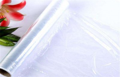 ​马桶堵塞后别花钱找人，只需贴上保鲜膜自动疏通，简单快捷不脏手