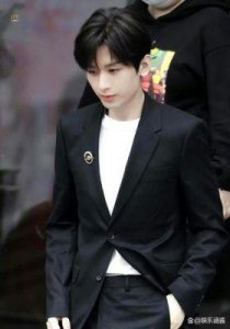 ​成毅恋情风波升级！粉丝追车失控，工作人员也出面澄清！