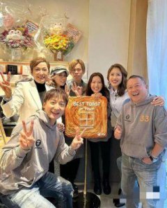 ​唐诗咏转型开面包店，明星效应助力“33cubread”引发热潮
