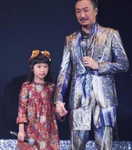 ​郑中基女儿名校毕业，一家三口温馨合影曝光，父女似复制粘贴