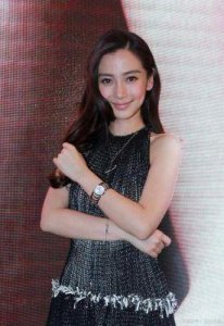 ​同样遭遇“科技脸”，杨颖和黄晓明女友的截然不同态度，明显区别