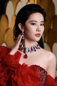 ​36岁刘亦菲闪耀美国之夜，与欧美女星同框成焦点