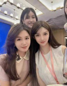 ​叶珂和黄晓明双喜临门：她为何能打败杨颖，成为赢家？