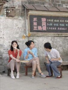 ​《小巷人家》：闫妮与蒋欣的温馨邻里情，演技派飙戏让人期待