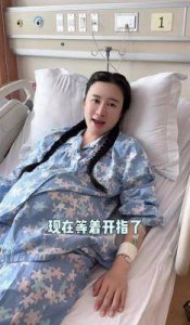 ​张纪中喜迎第四胎，一家六口幸福合影，共迎新生命