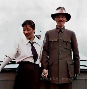 ​1927年，热恋中的蒋介石和宋美龄合影，面露笑容，十指相扣很爱恩
