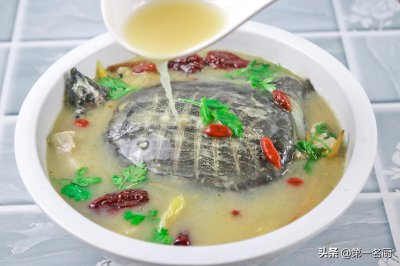 ​甲鱼汤怎么炖才鲜美无腥味，大厨教你一招，这样炖汤营养又好喝