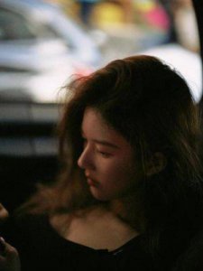 ​赵露思巴黎街头被偶遇，黑衣红裤超A，冰淇淋只闻不吃显自律！