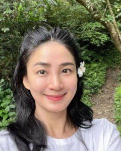 ​46岁洪小铃官宣结婚并怀孕，双喜临门幸福满满
