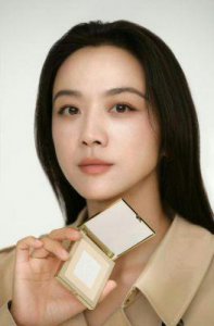 ​汤唯素颜现身杭州引热议：颜值与内涵双重考验