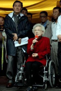 ​秦怡：历经婚姻不幸和儿子残疾，她悉心照料近40年，百岁依旧优雅