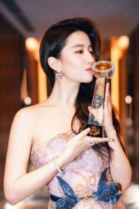 ​刘亦菲疑退出金鹰奖投票名单，组委会作出回应