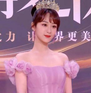 ​杨紫惊艳变身：32岁粉色礼裙尽显魅力与风格转变