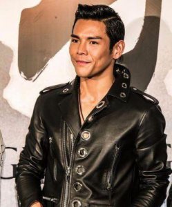 ​向佐个人资料：香港武打明星与郭碧婷的爱情故事