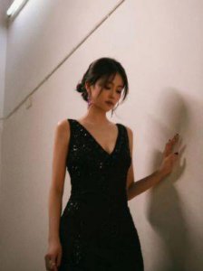 ​白鹿深V抹胸黑裙展现事业线，肤色白皙容貌迷人纤长美腿性感撩人