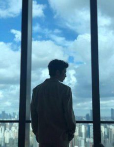 ​男人四十仍为花，这六位中年男星，看背影，仿佛仍是二十出头的少年