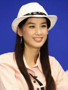 ​黄圣依与杨子婚姻再度破裂：离婚背后的自我救赎之路