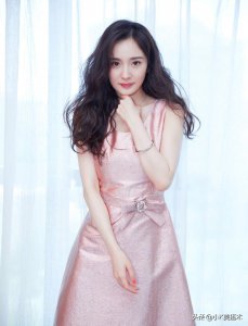 ​杨幂换新发型了，波浪大卷发扎成半马尾，一身“蜜蜂黄”美回18岁