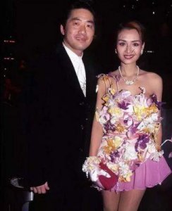 ​曝光！香港影星叶子楣现身马来西亚，穿着深V吊带展露好身材，58岁貌似年轻至