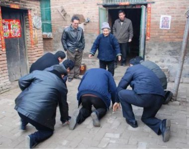 ​给父母和长辈下跪磕头是陋习吗？