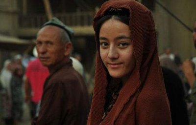 ​迪丽热巴整容前照片对比，异域风情纯天然的新疆美女