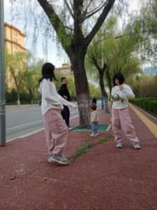​宝宝首次独立坐下：迈向成长的一大步！