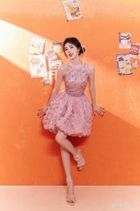 ​鞠婧祎分享美照，展现初恋般的甜美与灵动，纤细美腿充满魅力