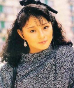 ​李赛凤：20年拍戏零绯闻，嫁豪门却遭名誉打击，现与儿子共度艰辛时光