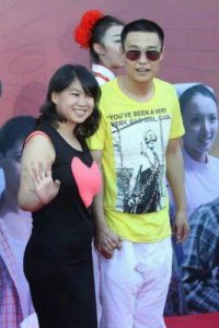 ​小沈阳与沈春阳庆祝妇女节，夫妻同框比心温馨