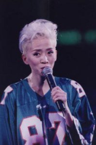 ​纪念梅艳芳逝世25周年，大哥大嫂出席记者会应对媒体围攻，誓言永怀念念