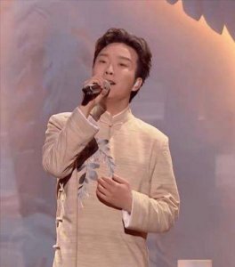 ​李玉刚腿伤后首次亮相，一瘸一拐逛美术馆，与佛头合影时站立不稳