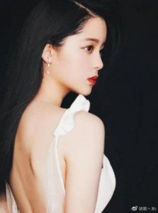 ​欧阳娜娜遭遇陌生人骚扰，头发被扯索吻！大声呼救化险为夷