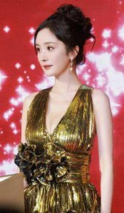 ​杨幂柳岩李小冉何穗等女星内衣代言组图，展现魔鬼身材的性感魅力