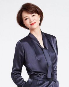 ​49岁董卿现状揭秘：短发焕新颜，减重30斤却显憔悴，丈夫成老赖引发关注