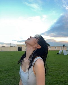 ​30岁韩国女星Hani，充满迷人气息的身材，浓厚的烟熏妆炫耀性感美