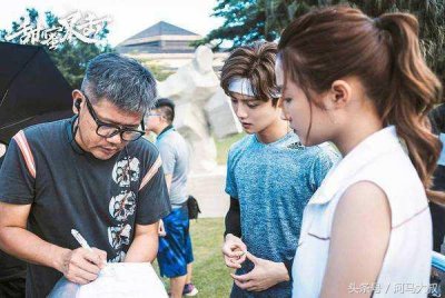 ​鹿晗和关晓彤一起演的《甜蜜暴击》主要讲啥的，啥时候播？