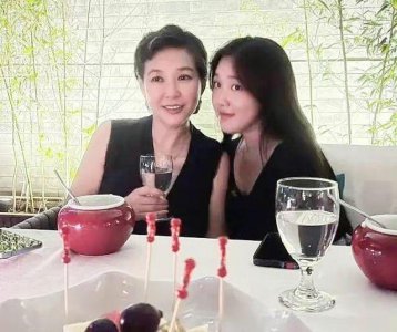 ​主持人李静和女儿合影，18岁黄沐尔气质突出，私照拍出大片感