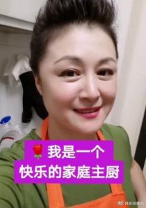 ​隐藏20多年！49岁谢大脚老公曝光，网友却说：该刮胡子了！