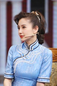 ​Angelababy好优雅，淡黄色刺绣长旗袍复古高贵很有女人味，特别美