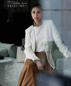 ​40岁左右的女人，冬季该选择哪些衣服来穿更适合？