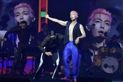 ​炎亚纶鬼鬼纷纷发文“我结婚了”，演唱会上还大方亲吻两次